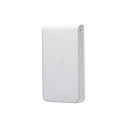 UBIQUITI INC. Access Point In Wall HD MU-MIMO 4x4 Wave 2 con 5 puertos (1 PoE entrada 802.3af/at PoE+, 1 PoE salida 48V y 3 Ethernet Passthrough) antena Beamforming, ideal para suites